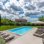 Povetica With Private Pool And Bbq 빌라 *
