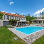 Povetica With Private Pool And Bbq 빌라