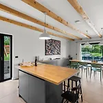 Povetica With Private Pool And Bbq 빌라