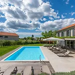 Povetica With Private Pool And Bbq 빌라