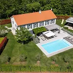 Povetica With Private Pool And Bbq 빌라